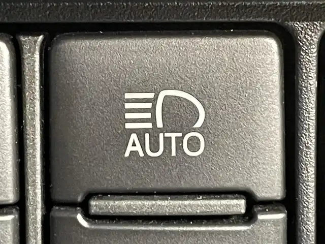 トヨタ ヴォクシー ZS GRスポーツ 愛知県 2017(平29)年 7.9万km ブラッキッシュアゲハガラスフレーク 純正10incナビ/CD/DVD/BT/フルセグTV/バックカメラ/純正フリップダウンモニター/ダブルオートエアコン/トヨタセーフティーセンス/衝突軽減ブレーキ/レーンキープアシスト/先行車発進お知らせ機能/オートハイビーム/クルーズコントロール/純正ETC2.0/両側パワースライドドア/スマートキー/プッシュスタート/LEDヘッドライト/オートライト