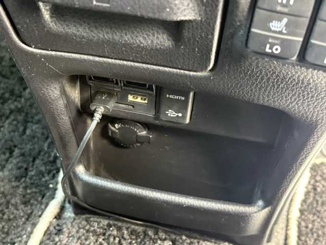 トヨタ ノア ハイブリッド Si ダブルバイビーⅡ 大阪府 2020(令2)年 4.4万km ホワイトパールクリスタルシャイン 後席モニター/純正10型ナビ/バックカメラ/フルセグ/トヨタセーフティセンス/両側パワースライドドア/シートヒーター/LEDヘッドライト/ビルトインETC/ワンオーナー/純正アルミホイール/スマートキー×2