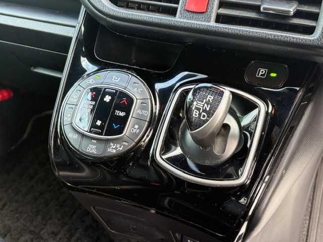 トヨタ ノア ハイブリッド Si ダブルバイビーⅡ 大阪府 2020(令2)年 4.4万km ホワイトパールクリスタルシャイン 後席モニター/純正10型ナビ/バックカメラ/フルセグ/トヨタセーフティセンス/両側パワースライドドア/シートヒーター/LEDヘッドライト/ビルトインETC/ワンオーナー/純正アルミホイール/スマートキー×2