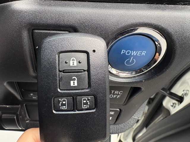 トヨタ ノア ハイブリッド Si ダブルバイビーⅡ 大阪府 2020(令2)年 4.4万km ホワイトパールクリスタルシャイン 後席モニター/純正10型ナビ/バックカメラ/フルセグ/トヨタセーフティセンス/両側パワースライドドア/シートヒーター/LEDヘッドライト/ビルトインETC/ワンオーナー/純正アルミホイール/スマートキー×2