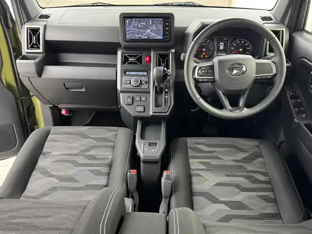 ダイハツ タフト G ダーククロムベンチャー 熊本県 2024(令6)年 0.7万km フォレストカーキメタリック ディーラーOPナビ（CD/DVD/BT/フルセグ）/バックカメラ/ETC/前方ドライブレコーダー/スマートアシスト/ ・衝突回避支援ブレーキ/ ・車線逸脱抑制支援/ ・先行車発進お知らせ/ ・標識認識/前席シートヒーター/電動パーキングブレーキ/ブレーキホールド/純正フロアマット/オートライト/LEDヘッドライト/スペアキー×1