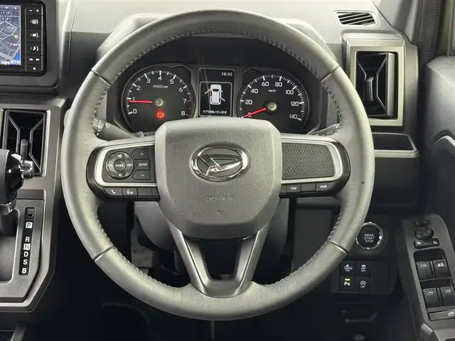 ダイハツ タフト G ダーククロムベンチャー 熊本県 2024(令6)年 0.7万km フォレストカーキメタリック ディーラーOPナビ（CD/DVD/BT/フルセグ）/バックカメラ/ETC/前方ドライブレコーダー/スマートアシスト/ ・衝突回避支援ブレーキ/ ・車線逸脱抑制支援/ ・先行車発進お知らせ/ ・標識認識/前席シートヒーター/電動パーキングブレーキ/ブレーキホールド/純正フロアマット/オートライト/LEDヘッドライト/スペアキー×1