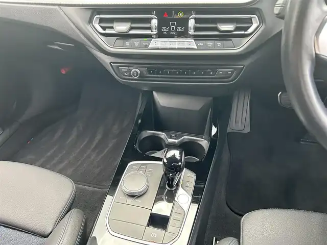 ＢＭＷ １１８ｉ Mスポーツ 福岡県 2021(令3)年 1.3万km アルピンホワイトⅢ 純正ナビ /Bカメラ /AppleCarPlay /車線逸脱警告 /ステアリングサポート /ACC /BSM/前後PDC /パーキングアシスト/ハーフレザー /パワーシート /パワートランク /コンフォートアクセス /LED /オートハイビーム/前後ドラレコ