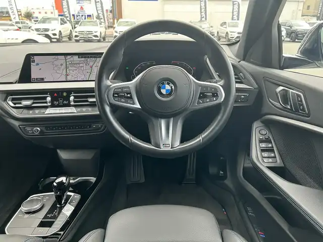 ＢＭＷ １１８ｉ Mスポーツ 福岡県 2021(令3)年 1.3万km アルピンホワイトⅢ 純正ナビ /Bカメラ /AppleCarPlay /車線逸脱警告 /ステアリングサポート /ACC /BSM/前後PDC /パーキングアシスト/ハーフレザー /パワーシート /パワートランク /コンフォートアクセス /LED /オートハイビーム/前後ドラレコ