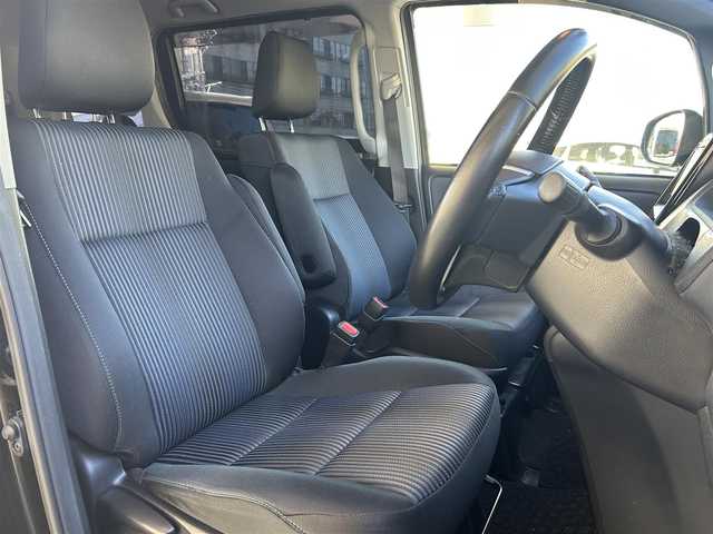 トヨタ ヴォクシー ZS 煌 福島県 2015(平27)年 14.1万km ブラック 登録時走行距離：140/528km/純正ディーラーSDナビ/（フルセグTV/CD/DVD/AM/FM）/ETC/純正マット/ステアリングスイッチ/両側パワースライドドア/アイドリングストップ/横滑り防止装置/電格ミラー/HIDヘッドライト/フォグランプ/ウィンカーミラー/PUSHスタート/ドアバイザー/純正AW/オートライト/保証書/取扱説明書