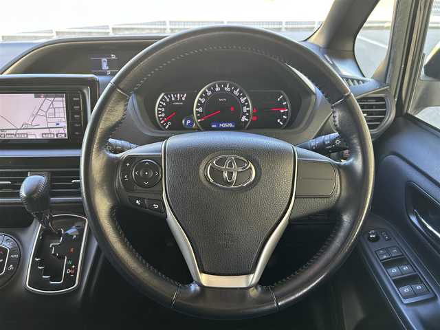 トヨタ ヴォクシー ZS 煌 福島県 2015(平27)年 14.1万km ブラック 登録時走行距離：140/528km/純正ディーラーSDナビ/（フルセグTV/CD/DVD/AM/FM）/ETC/純正マット/ステアリングスイッチ/両側パワースライドドア/アイドリングストップ/横滑り防止装置/電格ミラー/HIDヘッドライト/フォグランプ/ウィンカーミラー/PUSHスタート/ドアバイザー/純正AW/オートライト/保証書/取扱説明書