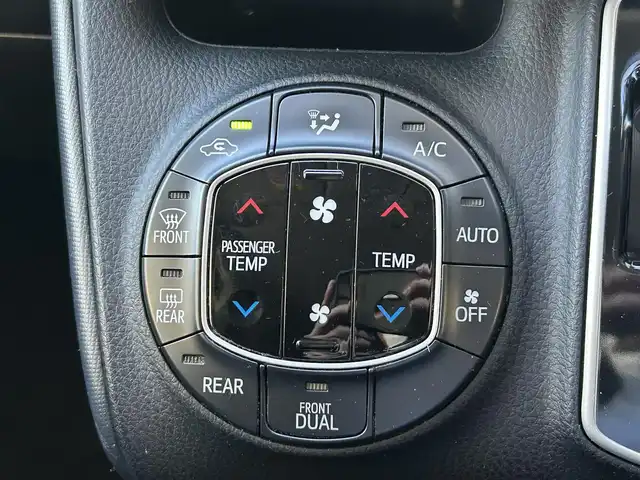 トヨタ ヴォクシー ZS 煌 福島県 2015(平27)年 14.1万km ブラック 登録時走行距離：140528km/純正ディーラーSDナビ/（フルセグTV/CD/DVD/AM/FM）/ETC/純正マット/ステアリングスイッチ/両側パワースライドドア/アイドリングストップ/横滑り防止装置/電格ミラー/HIDヘッドライト/フォグランプ/ウィンカーミラー/PUSHスタート/ドアバイザー/純正AW/オートライト/保証書/取扱説明書