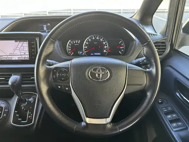 トヨタ ヴォクシー ZS 煌 福島県 2015(平27)年 14.1万km ブラック 登録時走行距離：140528km/純正ディーラーSDナビ/（フルセグTV/CD/DVD/AM/FM）/ETC/純正マット/ステアリングスイッチ/両側パワースライドドア/アイドリングストップ/横滑り防止装置/電格ミラー/HIDヘッドライト/フォグランプ/ウィンカーミラー/PUSHスタート/ドアバイザー/純正AW/オートライト/保証書/取扱説明書