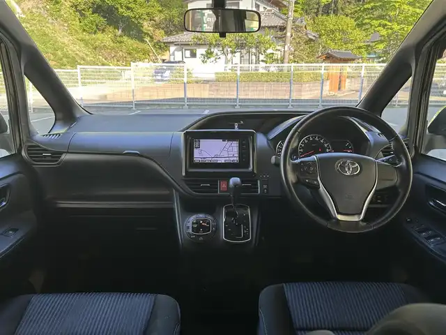 トヨタ ヴォクシー ZS 煌 福島県 2015(平27)年 14.1万km ブラック 登録時走行距離：140528km/純正ディーラーSDナビ/（フルセグTV/CD/DVD/AM/FM）/ETC/純正マット/ステアリングスイッチ/両側パワースライドドア/アイドリングストップ/横滑り防止装置/電格ミラー/HIDヘッドライト/フォグランプ/ウィンカーミラー/PUSHスタート/ドアバイザー/純正AW/オートライト/保証書/取扱説明書