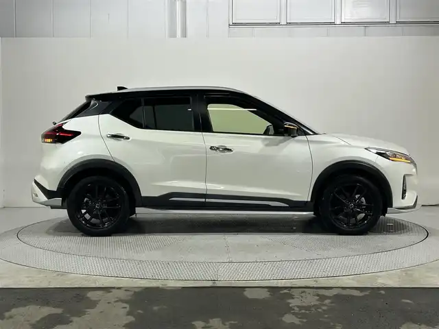 日産 キックス X ツートーンインテリアED 大阪府 2021(令3)年 3万km ブリリアントホワイトパール/ピュアブラック 2トーン 純正大型ナビ/衝突軽減/全方位カメラ/バックカメラ/ETC/シートヒーター/ドライブレコーダー/レーダクルコン/コーナーセンサー/革シート/レーンアシスト/LEDヘッドライト/プッシュスタート/スマートキー/オートライト/オートエアコン/電動ミラー/ハンドルヒーター/フォグランプ/純正アルミホイール