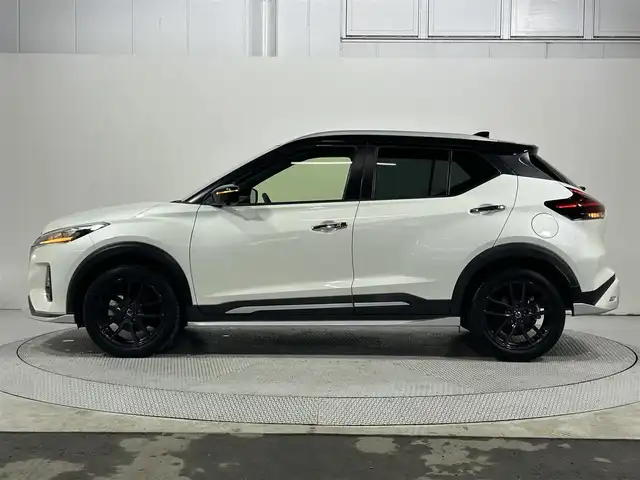 日産 キックス X ツートーンインテリアED 大阪府 2021(令3)年 3万km ブリリアントホワイトパール/ピュアブラック 2トーン 純正大型ナビ/衝突軽減/全方位カメラ/バックカメラ/ETC/シートヒーター/ドライブレコーダー/レーダクルコン/コーナーセンサー/革シート/レーンアシスト/LEDヘッドライト/プッシュスタート/スマートキー/オートライト/オートエアコン/電動ミラー/ハンドルヒーター/フォグランプ/純正アルミホイール