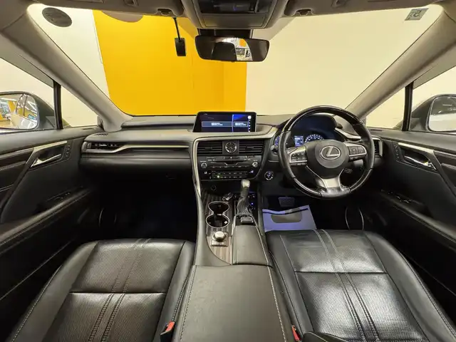 レクサス ＲＸ 450h バージョンL 群馬県 2016(平28)年 7.1万km ソニッククォーツ 安全装備/・衝突軽減ブレーキ/・クルーズコントロール/・クリアランスソナー/・レーンキープアシスト/・ブラインドスポット/・オートライト/・オートハイビーム/・横滑り防止/・SOSコール/・パノラミックビューモニター/メーカー純正ナビ/・AM/FM/AUX/・Bluetooth/BR/・CD/DVD/USB/・フルセグTV/ヘッドアップディスプレイ/パワーバックドア/サンルーフ/全席パワーシート/前席エアシート/全席シートヒーター/前席シートメモリー/ハンドルヒーター/オートホールド/電動パーキング/LEDヘッドライト/LEDフォグランプ/ETC2.0/純正ドライブレコーダー/純正フロアマット/純正ドアバイザー/プッシュスタート/スマートキー