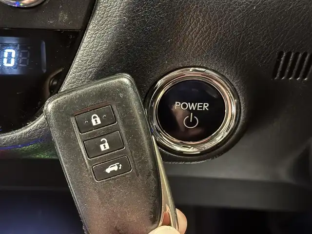 レクサス ＲＸ 450h バージョンL 群馬県 2016(平28)年 7.1万km ソニッククォーツ 安全装備/・衝突軽減ブレーキ/・クルーズコントロール/・クリアランスソナー/・レーンキープアシスト/・ブラインドスポット/・オートライト/・オートハイビーム/・横滑り防止/・SOSコール/・パノラミックビューモニター/メーカー純正ナビ/・AM/FM/AUX/・Bluetooth/BR/・CD/DVD/USB/・フルセグTV/ヘッドアップディスプレイ/パワーバックドア/サンルーフ/全席パワーシート/前席エアシート/全席シートヒーター/前席シートメモリー/ハンドルヒーター/オートホールド/電動パーキング/LEDヘッドライト/LEDフォグランプ/ETC2.0/純正ドライブレコーダー/純正フロアマット/純正ドアバイザー/プッシュスタート/スマートキー