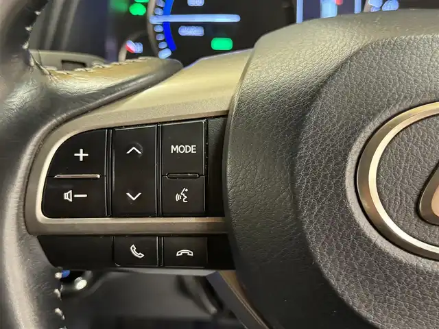 レクサス ＲＸ 450h バージョンL 群馬県 2016(平28)年 7.1万km ソニッククォーツ 安全装備/・衝突軽減ブレーキ/・クルーズコントロール/・クリアランスソナー/・レーンキープアシスト/・ブラインドスポット/・オートライト/・オートハイビーム/・横滑り防止/・SOSコール/・パノラミックビューモニター/メーカー純正ナビ/・AM/FM/AUX/・Bluetooth/BR/・CD/DVD/USB/・フルセグTV/ヘッドアップディスプレイ/パワーバックドア/サンルーフ/全席パワーシート/前席エアシート/全席シートヒーター/前席シートメモリー/ハンドルヒーター/オートホールド/電動パーキング/LEDヘッドライト/LEDフォグランプ/ETC2.0/純正ドライブレコーダー/純正フロアマット/純正ドアバイザー/プッシュスタート/スマートキー