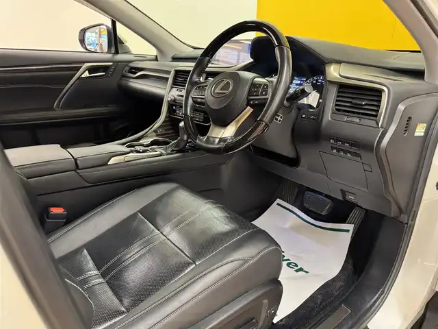 レクサス ＲＸ 450h バージョンL 群馬県 2016(平28)年 7.1万km ソニッククォーツ 安全装備/・衝突軽減ブレーキ/・クルーズコントロール/・クリアランスソナー/・レーンキープアシスト/・ブラインドスポット/・オートライト/・オートハイビーム/・横滑り防止/・SOSコール/・パノラミックビューモニター/メーカー純正ナビ/・AM/FM/AUX/・Bluetooth/BR/・CD/DVD/USB/・フルセグTV/ヘッドアップディスプレイ/パワーバックドア/サンルーフ/全席パワーシート/前席エアシート/全席シートヒーター/前席シートメモリー/ハンドルヒーター/オートホールド/電動パーキング/LEDヘッドライト/LEDフォグランプ/ETC2.0/純正ドライブレコーダー/純正フロアマット/純正ドアバイザー/プッシュスタート/スマートキー