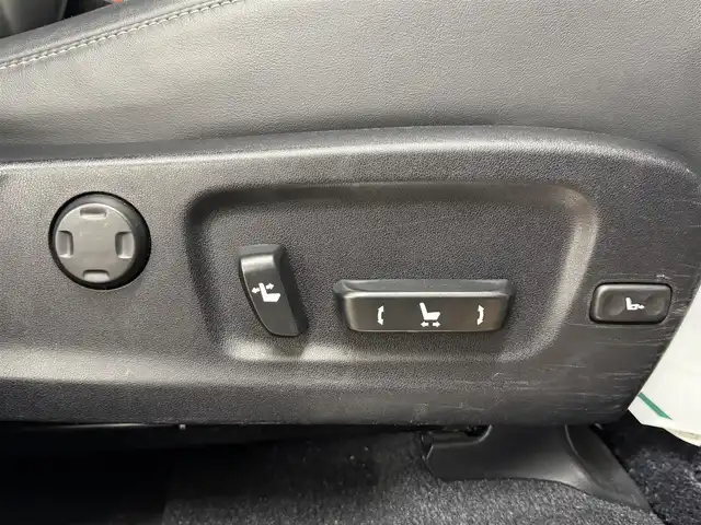 レクサス ＲＸ 450h バージョンL 群馬県 2016(平28)年 7.1万km ソニッククォーツ 安全装備/・衝突軽減ブレーキ/・クルーズコントロール/・クリアランスソナー/・レーンキープアシスト/・ブラインドスポット/・オートライト/・オートハイビーム/・横滑り防止/・SOSコール/・パノラミックビューモニター/メーカー純正ナビ/・AM/FM/AUX/・Bluetooth/BR/・CD/DVD/USB/・フルセグTV/ヘッドアップディスプレイ/パワーバックドア/サンルーフ/全席パワーシート/前席エアシート/全席シートヒーター/前席シートメモリー/ハンドルヒーター/オートホールド/電動パーキング/LEDヘッドライト/LEDフォグランプ/ETC2.0/純正ドライブレコーダー/純正フロアマット/純正ドアバイザー/プッシュスタート/スマートキー