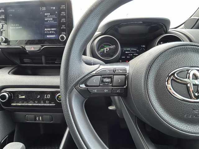 トヨタ ヤリス ハイブリッド G 栃木県 2023(令5)年 2.4万km アバンギャルドブロンズメタリック トヨタセーフティセンス/純正ディースプレイオーディオ/Bluetooth/USB/パノラミックビューモニター/ビルトインETC/前ドライブレコーダー/レーダークルーズコントロール/プッシュスタート/ステアリングリモコン/LEDオートライト/LEDフォグランプ/純正15インチAW/社外スタッドレスAW積込/アイドリングストップ/横滑り防止装置/保証書/取説/電動格納ミラー/ドアバイザー