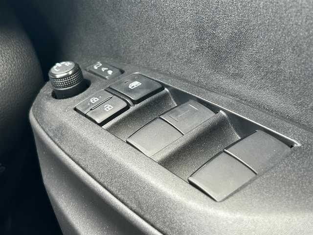 トヨタ ヤリス ハイブリッド G 栃木県 2023(令5)年 2.4万km アバンギャルドブロンズメタリック トヨタセーフティセンス/純正ディースプレイオーディオ/Bluetooth/USB/パノラミックビューモニター/ビルトインETC/前ドライブレコーダー/レーダークルーズコントロール/プッシュスタート/ステアリングリモコン/LEDオートライト/LEDフォグランプ/純正15インチAW/社外スタッドレスAW積込/アイドリングストップ/横滑り防止装置/保証書/取説/電動格納ミラー/ドアバイザー