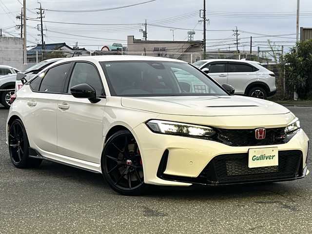 ホンダ シビック タイプR 愛知県 2024(令6)年 0.2万km チャンピオンシップホワイト 登録時走行距離1740km/ワンオーナー/純正9インチSDナビ/(Bluetooth/フルセグTV/USB)/バックカメラ/クリアランスソナー前後/ホンダセンシング/ブラインドスポット/衝突軽減ブレーキ/レーンキープアシスト/踏み間違い衝突軽減/路外逸脱抑制機能/アダプティブクルーズコントロール/先行車発信告知/標識認識機能/電子制御パーキングブレーキ/タイプR純正シート/bremboキャリパー×4/純正ビルドイン2.0ETC/+Rスイッチ/ドライブモードセレクト/ステアリングスイッチ/スマートキー/(スペアキー×1)/取説/保証書