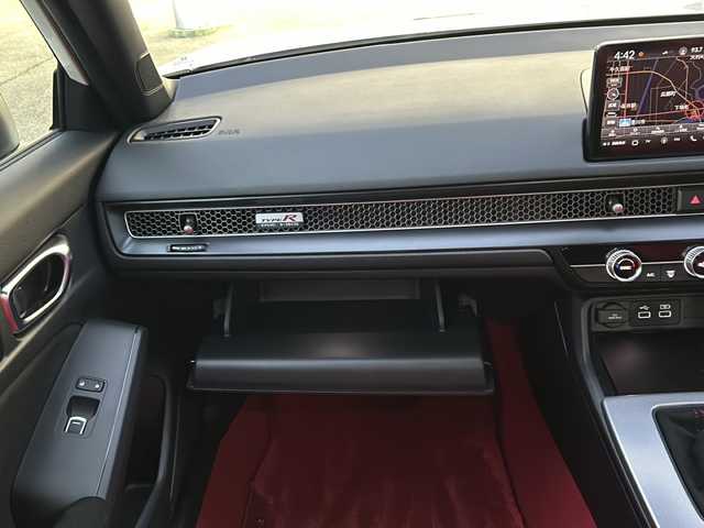 ホンダ シビック タイプR 愛知県 2024(令6)年 0.2万km チャンピオンシップホワイト 登録時走行距離1740km/ワンオーナー/純正9インチSDナビ/(Bluetooth/フルセグTV/USB)/バックカメラ/クリアランスソナー前後/ホンダセンシング/ブラインドスポット/衝突軽減ブレーキ/レーンキープアシスト/踏み間違い衝突軽減/路外逸脱抑制機能/アダプティブクルーズコントロール/先行車発信告知/標識認識機能/電子制御パーキングブレーキ/タイプR純正シート/bremboキャリパー×4/純正ビルドイン2.0ETC/+Rスイッチ/ドライブモードセレクト/ステアリングスイッチ/スマートキー/(スペアキー×1)/取説/保証書