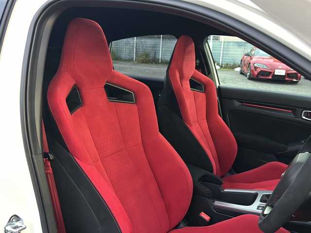 ホンダ シビック タイプR 愛知県 2024(令6)年 0.2万km チャンピオンシップホワイト 登録時走行距離1740km/ワンオーナー/純正9インチSDナビ/(Bluetooth/フルセグTV/USB)/バックカメラ/クリアランスソナー前後/ホンダセンシング/ブラインドスポット/衝突軽減ブレーキ/レーンキープアシスト/踏み間違い衝突軽減/路外逸脱抑制機能/アダプティブクルーズコントロール/先行車発信告知/標識認識機能/電子制御パーキングブレーキ/タイプR純正シート/bremboキャリパー×4/純正ビルドイン2.0ETC/+Rスイッチ/ドライブモードセレクト/ステアリングスイッチ/スマートキー/(スペアキー×1)/取説/保証書