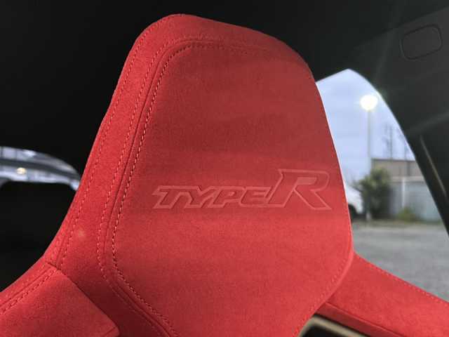 ホンダ シビック タイプR 愛知県 2024(令6)年 0.2万km チャンピオンシップホワイト 登録時走行距離1740km/ワンオーナー/純正9インチSDナビ/(Bluetooth/フルセグTV/USB)/バックカメラ/クリアランスソナー前後/ホンダセンシング/ブラインドスポット/衝突軽減ブレーキ/レーンキープアシスト/踏み間違い衝突軽減/路外逸脱抑制機能/アダプティブクルーズコントロール/先行車発信告知/標識認識機能/電子制御パーキングブレーキ/タイプR純正シート/bremboキャリパー×4/純正ビルドイン2.0ETC/+Rスイッチ/ドライブモードセレクト/ステアリングスイッチ/スマートキー/(スペアキー×1)/取説/保証書