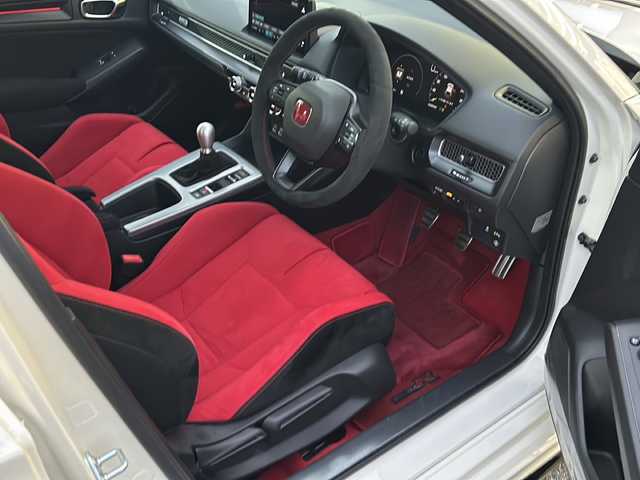 ホンダ シビック タイプR 愛知県 2024(令6)年 0.2万km チャンピオンシップホワイト 登録時走行距離1740km/ワンオーナー/純正9インチSDナビ/(Bluetooth/フルセグTV/USB)/バックカメラ/クリアランスソナー前後/ホンダセンシング/ブラインドスポット/衝突軽減ブレーキ/レーンキープアシスト/踏み間違い衝突軽減/路外逸脱抑制機能/アダプティブクルーズコントロール/先行車発信告知/標識認識機能/電子制御パーキングブレーキ/タイプR純正シート/bremboキャリパー×4/純正ビルドイン2.0ETC/+Rスイッチ/ドライブモードセレクト/ステアリングスイッチ/スマートキー/(スペアキー×1)/取説/保証書