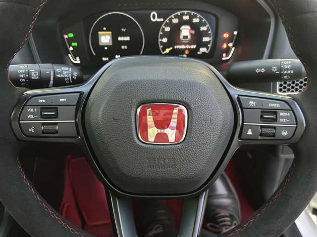 ホンダ シビック タイプR 愛知県 2024(令6)年 0.2万km チャンピオンシップホワイト 登録時走行距離1740km/ワンオーナー/純正9インチSDナビ/(Bluetooth/フルセグTV/USB)/バックカメラ/クリアランスソナー前後/ホンダセンシング/ブラインドスポット/衝突軽減ブレーキ/レーンキープアシスト/踏み間違い衝突軽減/路外逸脱抑制機能/アダプティブクルーズコントロール/先行車発信告知/標識認識機能/電子制御パーキングブレーキ/タイプR純正シート/bremboキャリパー×4/純正ビルドイン2.0ETC/+Rスイッチ/ドライブモードセレクト/ステアリングスイッチ/スマートキー/(スペアキー×1)/取説/保証書