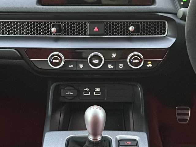 ホンダ シビック タイプR 愛知県 2024(令6)年 0.2万km チャンピオンシップホワイト 登録時走行距離1740km/ワンオーナー/純正9インチSDナビ/(Bluetooth/フルセグTV/USB)/バックカメラ/クリアランスソナー前後/ホンダセンシング/ブラインドスポット/衝突軽減ブレーキ/レーンキープアシスト/踏み間違い衝突軽減/路外逸脱抑制機能/アダプティブクルーズコントロール/先行車発信告知/標識認識機能/電子制御パーキングブレーキ/タイプR純正シート/bremboキャリパー×4/純正ビルドイン2.0ETC/+Rスイッチ/ドライブモードセレクト/ステアリングスイッチ/スマートキー/(スペアキー×1)/取説/保証書