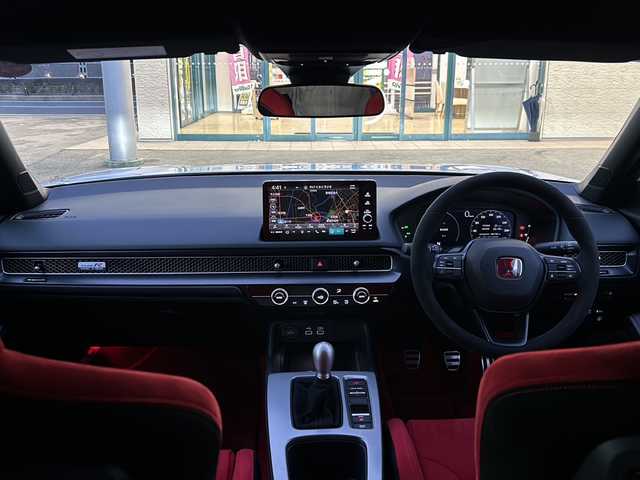 ホンダ シビック タイプR 愛知県 2024(令6)年 0.2万km チャンピオンシップホワイト 登録時走行距離1740km/ワンオーナー/純正9インチSDナビ/(Bluetooth/フルセグTV/USB)/バックカメラ/クリアランスソナー前後/ホンダセンシング/ブラインドスポット/衝突軽減ブレーキ/レーンキープアシスト/踏み間違い衝突軽減/路外逸脱抑制機能/アダプティブクルーズコントロール/先行車発信告知/標識認識機能/電子制御パーキングブレーキ/タイプR純正シート/bremboキャリパー×4/純正ビルドイン2.0ETC/+Rスイッチ/ドライブモードセレクト/ステアリングスイッチ/スマートキー/(スペアキー×1)/取説/保証書