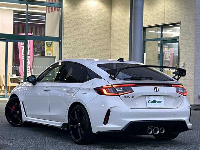 ホンダ シビック タイプR 愛知県 2024(令6)年 0.2万km チャンピオンシップホワイト 登録時走行距離1740km/ワンオーナー/純正9インチSDナビ/(Bluetooth/フルセグTV/USB)/バックカメラ/クリアランスソナー前後/ホンダセンシング/ブラインドスポット/衝突軽減ブレーキ/レーンキープアシスト/踏み間違い衝突軽減/路外逸脱抑制機能/アダプティブクルーズコントロール/先行車発信告知/標識認識機能/電子制御パーキングブレーキ/タイプR純正シート/bremboキャリパー×4/純正ビルドイン2.0ETC/+Rスイッチ/ドライブモードセレクト/ステアリングスイッチ/スマートキー/(スペアキー×1)/取説/保証書