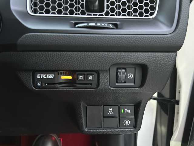 ホンダ シビック タイプR 愛知県 2024(令6)年 0.2万km チャンピオンシップホワイト 登録時走行距離1740km/ワンオーナー/純正9インチSDナビ/(Bluetooth/フルセグTV/USB)/バックカメラ/クリアランスソナー前後/ホンダセンシング/ブラインドスポット/衝突軽減ブレーキ/レーンキープアシスト/踏み間違い衝突軽減/路外逸脱抑制機能/アダプティブクルーズコントロール/先行車発信告知/標識認識機能/電子制御パーキングブレーキ/タイプR純正シート/bremboキャリパー×4/純正ビルドイン2.0ETC/+Rスイッチ/ドライブモードセレクト/ステアリングスイッチ/スマートキー/(スペアキー×1)/取説/保証書