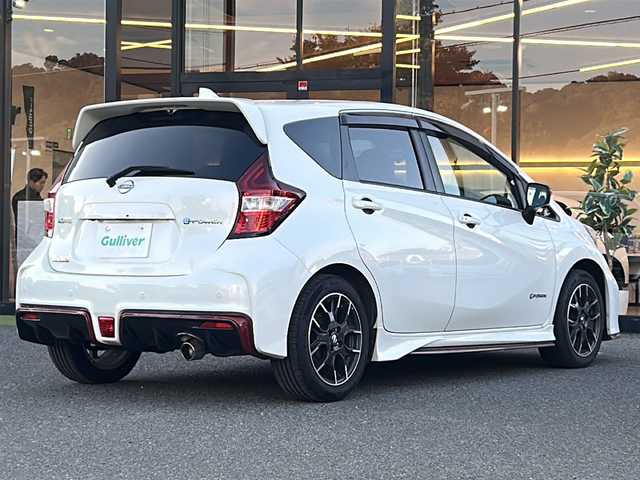 日産 ノート e－パワー ニスモ 大阪府 2018(平30)年 3.9万km ブリリアントホワイトパール 衝突軽減システム　純正ナビ　全方位カメラ　フルセグＴＶ　ＣＤ　ＤＶＤ　Ｂｌｕｅｔｏｏｔｈ　デジタルインナーミラー　純正ドライブレコーダー　ヒーター付きドアミラー　ＬＥＤヘッドライト　ＥＴＣ　オートライト　純正アルミホイール　純正フロアマット　プッシュスタート　スペアキー　スマートキー　取扱説明書　保証書　