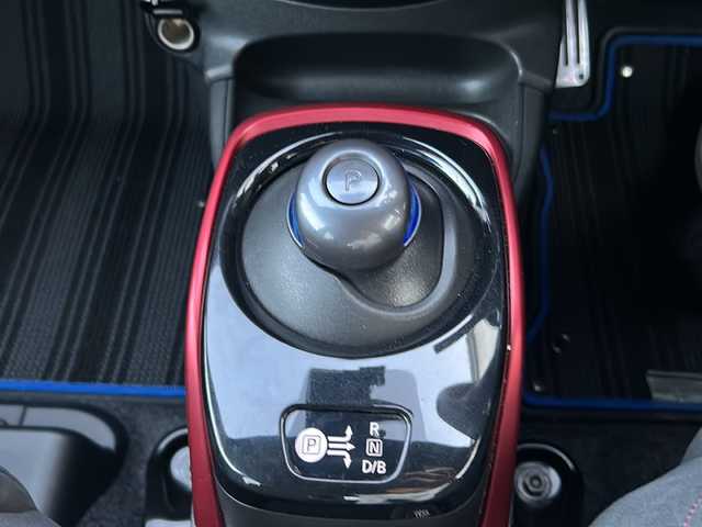 日産 ノート e－パワー ニスモ 大阪府 2018(平30)年 3.9万km ブリリアントホワイトパール 衝突軽減システム　純正ナビ　全方位カメラ　フルセグＴＶ　ＣＤ　ＤＶＤ　Ｂｌｕｅｔｏｏｔｈ　デジタルインナーミラー　純正ドライブレコーダー　ヒーター付きドアミラー　ＬＥＤヘッドライト　ＥＴＣ　オートライト　純正アルミホイール　純正フロアマット　プッシュスタート　スペアキー　スマートキー　取扱説明書　保証書　