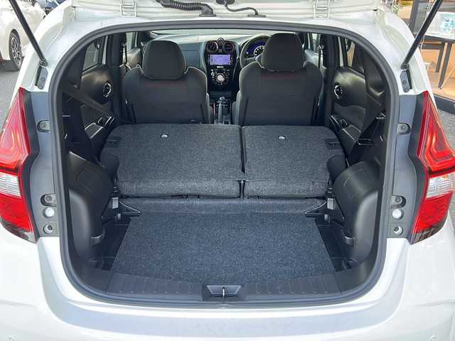 日産 ノート e－パワー ニスモ 大阪府 2018(平30)年 3.9万km ブリリアントホワイトパール 衝突軽減システム　純正ナビ　全方位カメラ　フルセグＴＶ　ＣＤ　ＤＶＤ　Ｂｌｕｅｔｏｏｔｈ　デジタルインナーミラー　純正ドライブレコーダー　ヒーター付きドアミラー　ＬＥＤヘッドライト　ＥＴＣ　オートライト　純正アルミホイール　純正フロアマット　プッシュスタート　スペアキー　スマートキー　取扱説明書　保証書　