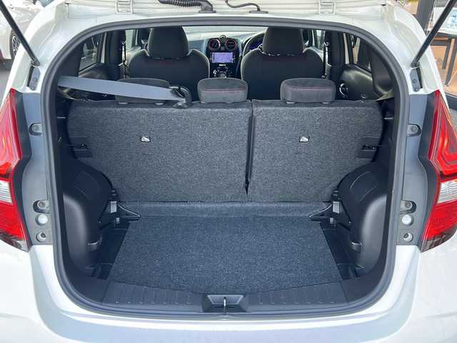 日産 ノート e－パワー ニスモ 大阪府 2018(平30)年 3.9万km ブリリアントホワイトパール 衝突軽減システム　純正ナビ　全方位カメラ　フルセグＴＶ　ＣＤ　ＤＶＤ　Ｂｌｕｅｔｏｏｔｈ　デジタルインナーミラー　純正ドライブレコーダー　ヒーター付きドアミラー　ＬＥＤヘッドライト　ＥＴＣ　オートライト　純正アルミホイール　純正フロアマット　プッシュスタート　スペアキー　スマートキー　取扱説明書　保証書　