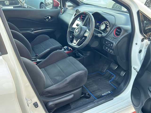 日産 ノート e－パワー ニスモ 大阪府 2018(平30)年 3.9万km ブリリアントホワイトパール 衝突軽減システム　純正ナビ　全方位カメラ　フルセグＴＶ　ＣＤ　ＤＶＤ　Ｂｌｕｅｔｏｏｔｈ　デジタルインナーミラー　純正ドライブレコーダー　ヒーター付きドアミラー　ＬＥＤヘッドライト　ＥＴＣ　オートライト　純正アルミホイール　純正フロアマット　プッシュスタート　スペアキー　スマートキー　取扱説明書　保証書　