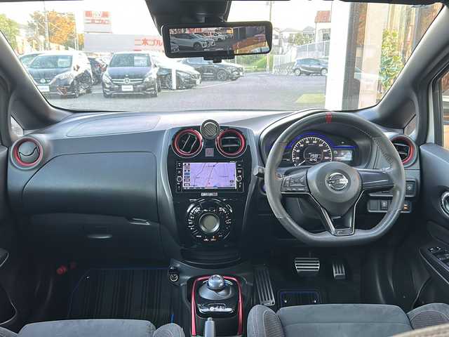 日産 ノート e－パワー ニスモ 大阪府 2018(平30)年 3.9万km ブリリアントホワイトパール 衝突軽減システム　純正ナビ　全方位カメラ　フルセグＴＶ　ＣＤ　ＤＶＤ　Ｂｌｕｅｔｏｏｔｈ　デジタルインナーミラー　純正ドライブレコーダー　ヒーター付きドアミラー　ＬＥＤヘッドライト　ＥＴＣ　オートライト　純正アルミホイール　純正フロアマット　プッシュスタート　スペアキー　スマートキー　取扱説明書　保証書　