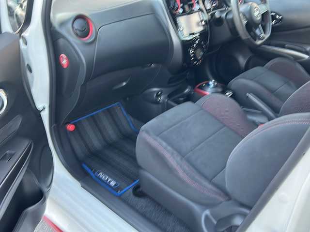 日産 ノート e－パワー ニスモ 大阪府 2018(平30)年 3.9万km ブリリアントホワイトパール 衝突軽減システム　純正ナビ　全方位カメラ　フルセグＴＶ　ＣＤ　ＤＶＤ　Ｂｌｕｅｔｏｏｔｈ　デジタルインナーミラー　純正ドライブレコーダー　ヒーター付きドアミラー　ＬＥＤヘッドライト　ＥＴＣ　オートライト　純正アルミホイール　純正フロアマット　プッシュスタート　スペアキー　スマートキー　取扱説明書　保証書　