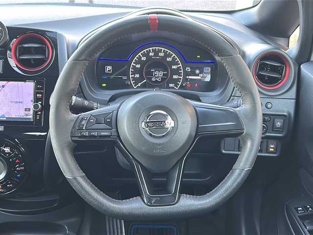 日産 ノート e－パワー ニスモ 大阪府 2018(平30)年 3.9万km ブリリアントホワイトパール 衝突軽減システム　純正ナビ　全方位カメラ　フルセグＴＶ　ＣＤ　ＤＶＤ　Ｂｌｕｅｔｏｏｔｈ　デジタルインナーミラー　純正ドライブレコーダー　ヒーター付きドアミラー　ＬＥＤヘッドライト　ＥＴＣ　オートライト　純正アルミホイール　純正フロアマット　プッシュスタート　スペアキー　スマートキー　取扱説明書　保証書　
