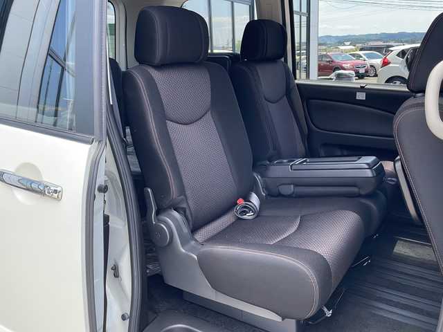 日産 セレナ ハイウェイスター Vセレクション 道東・釧路十勝 2012(平24)年 6.1万km ブリリアントホワイトパール ・ワンオーナー/・４ＷＤ/・純正ＨＤＤナビ/（フルセグ・ＤＶＤ・ＣＤ・ＭＳＶ・ＵＳＢ・ＢＴ）/・バックカメラ/・クルーズコントロール/・両側パワースライドドア/・ビルトインＥＴＣ/・革巻きステアリング/・アイドリングストップ・/・オートライト/・フォグランプ/・電動格納ミラー/・スマートキー/・プッシュスタート/・Ｗエアバッグ/・横滑り防止機能/・ＡＢＳ/・ドアバイザー/・フロアマット/・純正１５インチアルミホイール/（スタッドレスタイヤ積込）/・新車保証書/・取扱説明書