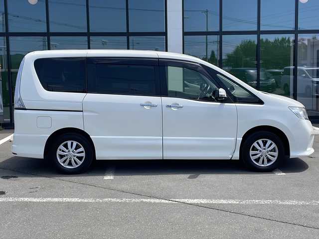 日産 セレナ ハイウェイスター Vセレクション 道東・釧路十勝 2012(平24)年 6.1万km ブリリアントホワイトパール ・ワンオーナー/・４ＷＤ/・純正ＨＤＤナビ/（フルセグ・ＤＶＤ・ＣＤ・ＭＳＶ・ＵＳＢ・ＢＴ）/・バックカメラ/・クルーズコントロール/・両側パワースライドドア/・ビルトインＥＴＣ/・革巻きステアリング/・アイドリングストップ・/・オートライト/・フォグランプ/・電動格納ミラー/・スマートキー/・プッシュスタート/・Ｗエアバッグ/・横滑り防止機能/・ＡＢＳ/・ドアバイザー/・フロアマット/・純正１５インチアルミホイール/（スタッドレスタイヤ積込）/・新車保証書/・取扱説明書