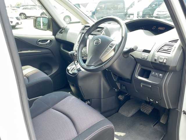 日産 セレナ ハイウェイスター Vセレクション 道東・釧路十勝 2012(平24)年 6.1万km ブリリアントホワイトパール ・ワンオーナー/・４ＷＤ/・純正ＨＤＤナビ/（フルセグ・ＤＶＤ・ＣＤ・ＭＳＶ・ＵＳＢ・ＢＴ）/・バックカメラ/・クルーズコントロール/・両側パワースライドドア/・ビルトインＥＴＣ/・革巻きステアリング/・アイドリングストップ・/・オートライト/・フォグランプ/・電動格納ミラー/・スマートキー/・プッシュスタート/・Ｗエアバッグ/・横滑り防止機能/・ＡＢＳ/・ドアバイザー/・フロアマット/・純正１５インチアルミホイール/（スタッドレスタイヤ積込）/・新車保証書/・取扱説明書