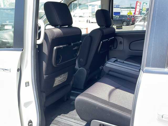日産 セレナ ハイウェイスター Vセレクション 道東・釧路十勝 2012(平24)年 6.1万km ブリリアントホワイトパール ・ワンオーナー/・４ＷＤ/・純正ＨＤＤナビ/（フルセグ・ＤＶＤ・ＣＤ・ＭＳＶ・ＵＳＢ・ＢＴ）/・バックカメラ/・クルーズコントロール/・両側パワースライドドア/・ビルトインＥＴＣ/・革巻きステアリング/・アイドリングストップ・/・オートライト/・フォグランプ/・電動格納ミラー/・スマートキー/・プッシュスタート/・Ｗエアバッグ/・横滑り防止機能/・ＡＢＳ/・ドアバイザー/・フロアマット/・純正１５インチアルミホイール/（スタッドレスタイヤ積込）/・新車保証書/・取扱説明書