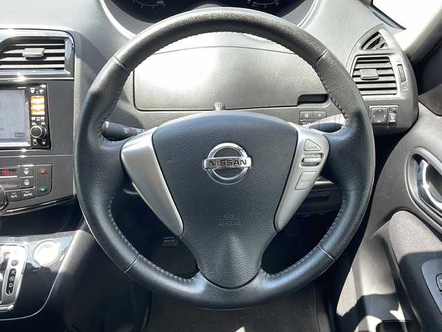 日産 セレナ ハイウェイスター Vセレクション 道東・釧路十勝 2012(平24)年 6.1万km ブリリアントホワイトパール ・ワンオーナー/・４ＷＤ/・純正ＨＤＤナビ/（フルセグ・ＤＶＤ・ＣＤ・ＭＳＶ・ＵＳＢ・ＢＴ）/・バックカメラ/・クルーズコントロール/・両側パワースライドドア/・ビルトインＥＴＣ/・革巻きステアリング/・アイドリングストップ・/・オートライト/・フォグランプ/・電動格納ミラー/・スマートキー/・プッシュスタート/・Ｗエアバッグ/・横滑り防止機能/・ＡＢＳ/・ドアバイザー/・フロアマット/・純正１５インチアルミホイール/（スタッドレスタイヤ積込）/・新車保証書/・取扱説明書