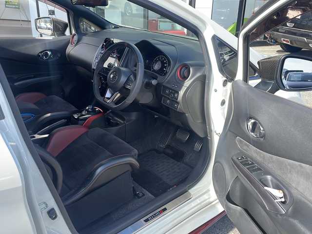 日産 ノート e－パワーニスモ S 大阪府 2019(平31)年 6.8万km ブリリアントホワイトパール ニスモ専用メーカーOPレカロシート　/デジタルインナーミラー　/アラウンドビューモニター　/純正ナビ　/フルセグTV/CD/DVD/BT/ニスモ専用マット　/ＬＥＤライト/オートライト/リアフォグ　/純正１６インチＡＷ　/エマージェンシーブレーキ　/レーンキープアシスト/レーダークルーズコントロール/純正ドライブレコーダー（前方）/ＥＴＣ　/アルカンターラコンビステアリング/ステアリングスイッチ/電格ミラー/取説/保証書/スペアキーｘ１