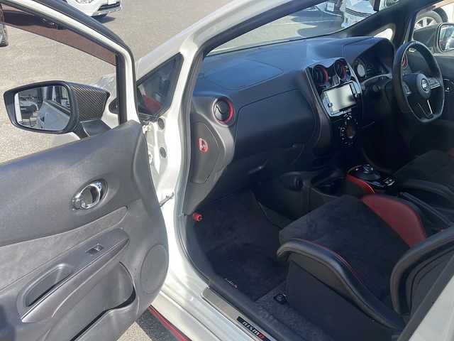 日産 ノート e－パワーニスモ S 大阪府 2019(平31)年 6.8万km ブリリアントホワイトパール ニスモ専用メーカーOPレカロシート　/デジタルインナーミラー　/アラウンドビューモニター　/純正ナビ　/フルセグTV/CD/DVD/BT/ニスモ専用マット　/ＬＥＤライト/オートライト/リアフォグ　/純正１６インチＡＷ　/エマージェンシーブレーキ　/レーンキープアシスト/レーダークルーズコントロール/純正ドライブレコーダー（前方）/ＥＴＣ　/アルカンターラコンビステアリング/ステアリングスイッチ/電格ミラー/取説/保証書/スペアキーｘ１