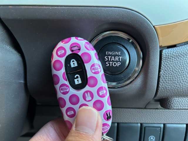 スズキ ラパン ショコラ X 宮城県 2014(平26)年 4.9万km シャンパンピンクPM 登録時走行距離４８２５２ｋｍ/プッシュスタート/アイドリングストップ/オートライト/スマートキー/ショコラ専用シート/純正フロアマット/ベンチシート/純正オーディオ/CD/AM/FM/LEDヘッドライト/ドアバイザー/純正アルミホイール/Wミラー/運転席シガーソケット/ABS/横滑り防止装置/オートライト