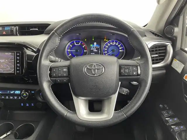 トヨタ ハイラックス Z 道央・札幌 2019(平31)年 4万km アティチュードブラックマイカ ・パートタイム４WD/・寒冷地仕様/・純正SDナビ/・CD/DVD/BT/フルセグ/SD/・バックカメラ/・ナビ連動型ETC/・純正前方ドライブレコーダー/・純正エンジンスターター/・衝突軽減ブレーキ/・横滑り防止装置/・レーンキープアシスト/・クルーズコントロール/・ダウンヒルアシストコントロール/・LEDヘッドライト/・前後フォグ/・ヘッドランプウォッシャー/・TRDマッドフラップ/・TRDフロントアンダーカバー/・TRDステッカー/・積込社外17インチAW夏タイヤ（265/65/R17　8mm）/・ドアバイザー/・プッシュスタート/・スマートキー/・スペアキー(スマートキーx1/板キーx2)/・取/保