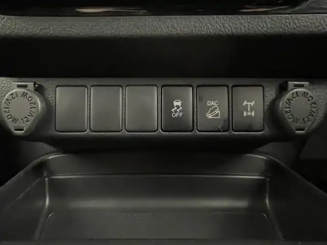 トヨタ ハイラックス Z 道央・札幌 2019(平31)年 4万km アティチュードブラックマイカ ・パートタイム４WD/・寒冷地仕様/・純正SDナビ/・CD/DVD/BT/フルセグ/SD/・バックカメラ/・ナビ連動型ETC/・純正前方ドライブレコーダー/・純正エンジンスターター/・衝突軽減ブレーキ/・横滑り防止装置/・レーンキープアシスト/・クルーズコントロール/・ダウンヒルアシストコントロール/・LEDヘッドライト/・前後フォグ/・ヘッドランプウォッシャー/・TRDマッドフラップ/・TRDフロントアンダーカバー/・TRDステッカー/・積込社外17インチAW夏タイヤ（265/65/R17　8mm）/・ドアバイザー/・プッシュスタート/・スマートキー/・スペアキー(スマートキーx1/板キーx2)/・取/保